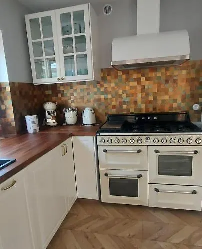 Przystanek Jeziorna 49 *