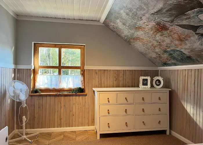 Willa Przystanek Jeziorna 49 *