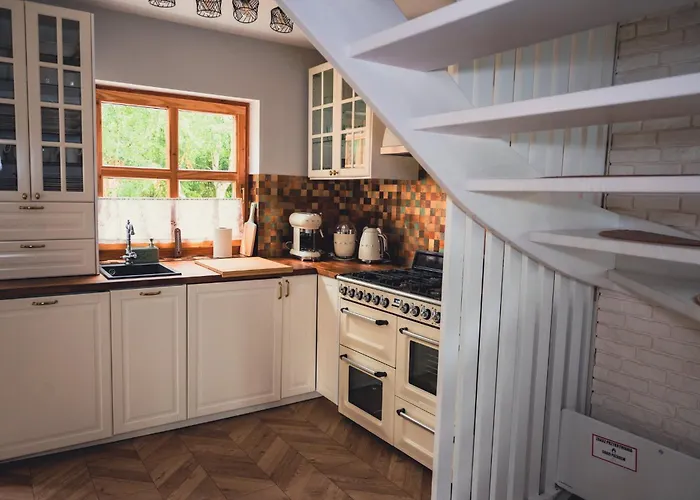 Przystanek Jeziorna 49 *