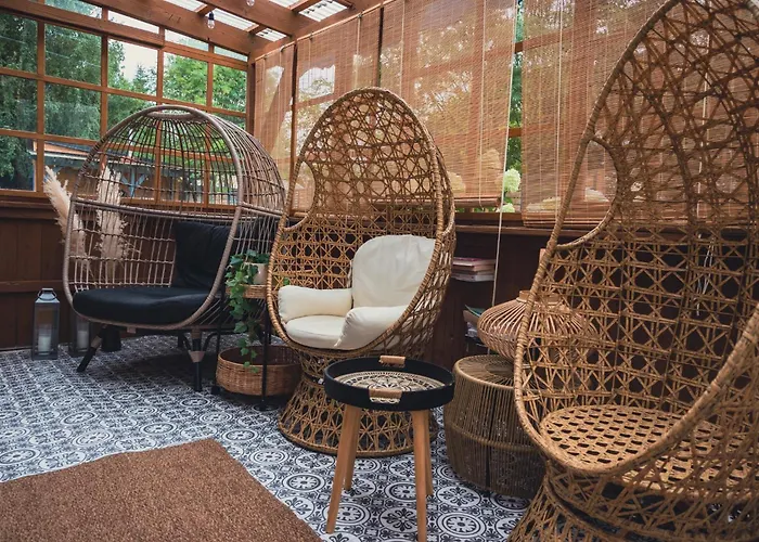 Willa Przystanek Jeziorna 49 *